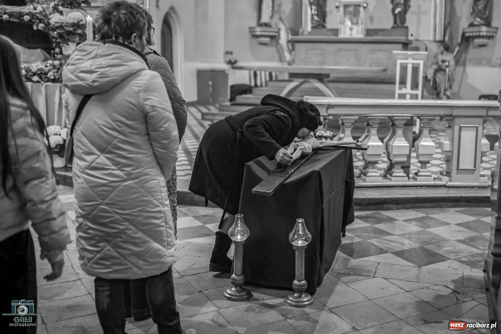 Zdjęcie w galerii na portalu naszraciborz.pl: Liturgia Wielkiego Piątku w sercu Raciborza [FOTO i WIDEO] wiadomości z regionu