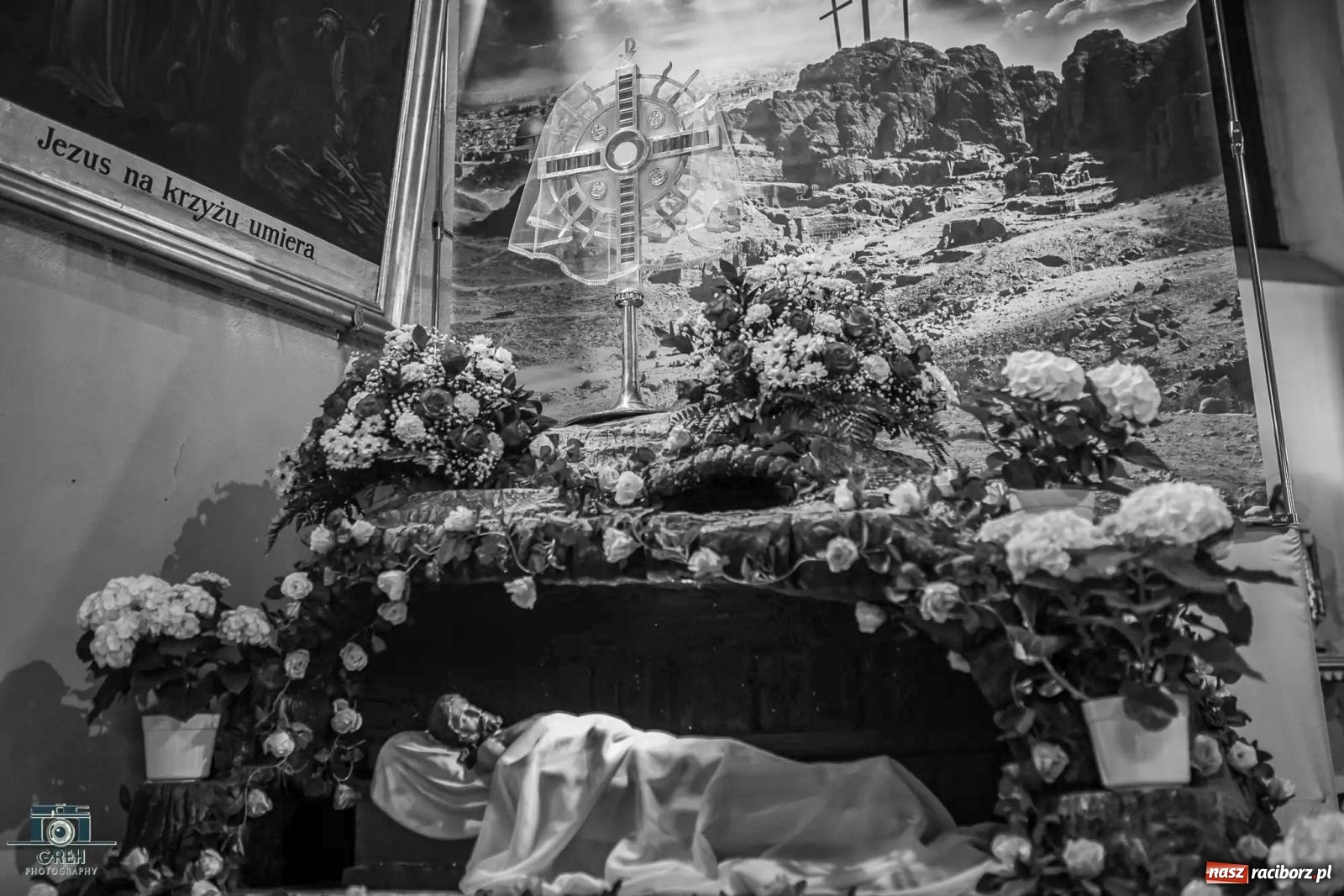 Zdjęcie w galerii na portalu naszraciborz.pl: Liturgia Wielkiego Piątku w sercu Raciborza [FOTO i WIDEO] wiadomości z regionu