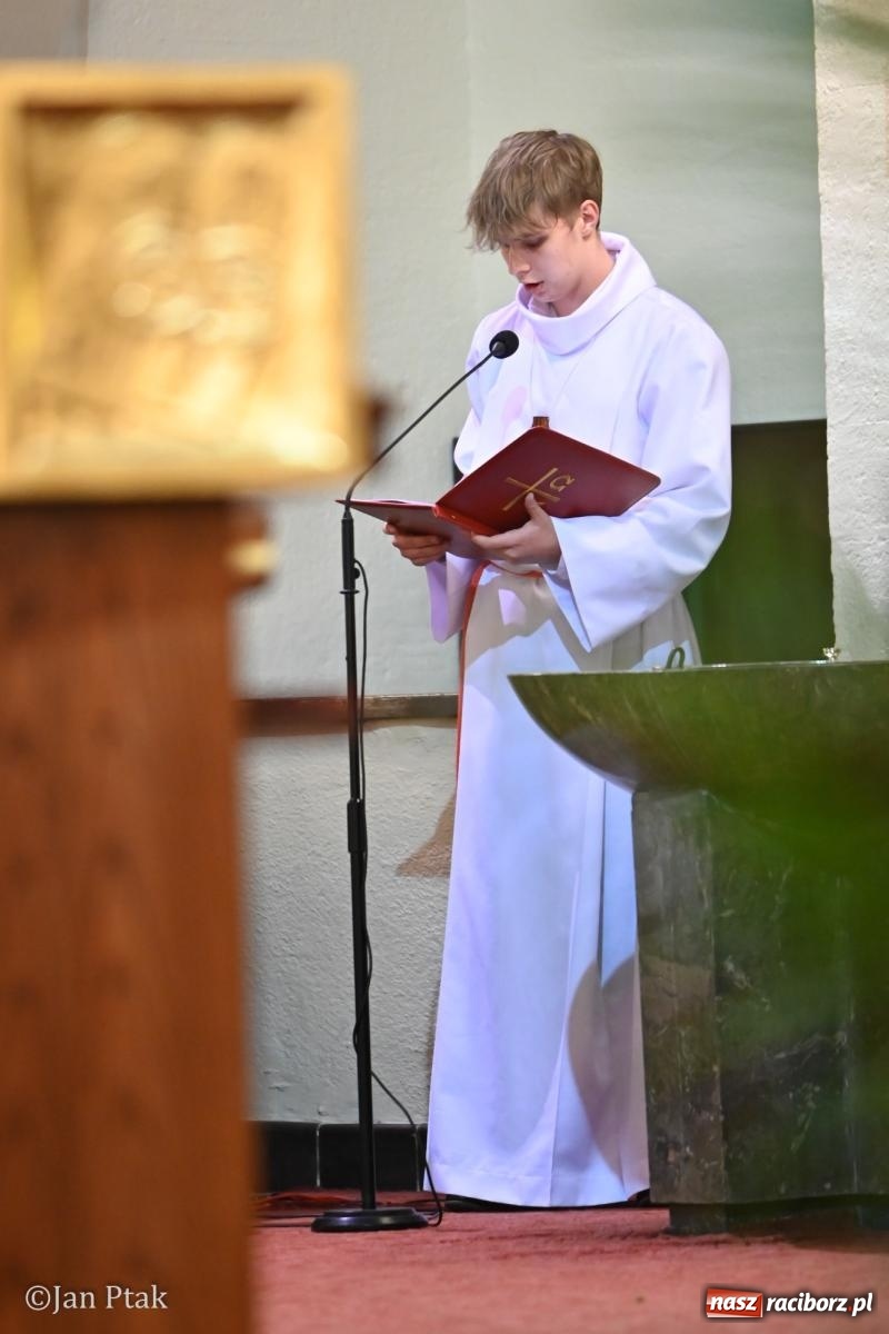 Zdjęcie w galerii na portalu naszraciborz.pl: Obrzędy Wielkiego Piątku w centrum największej parafii Raciborza wiadomości z regionu