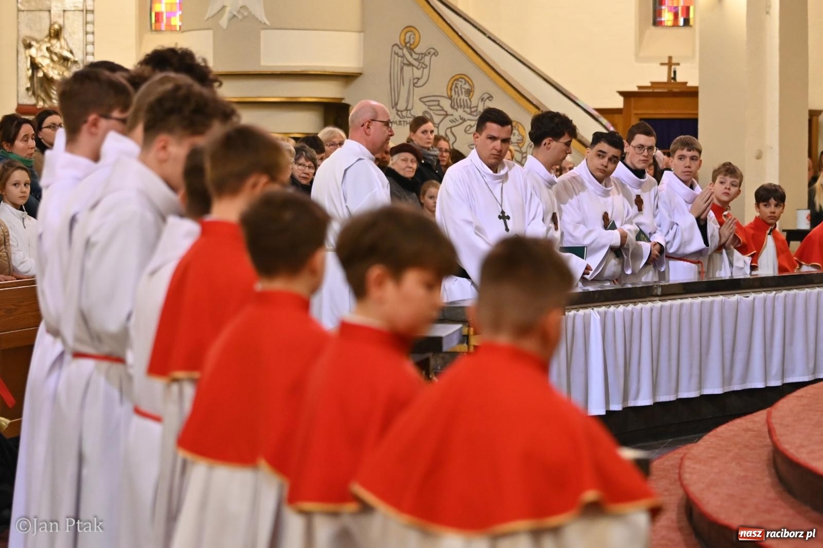 Zdjęcie w galerii na portalu naszraciborz.pl: Obrzędy Wielkiego Piątku w centrum największej parafii Raciborza wiadomości z regionu