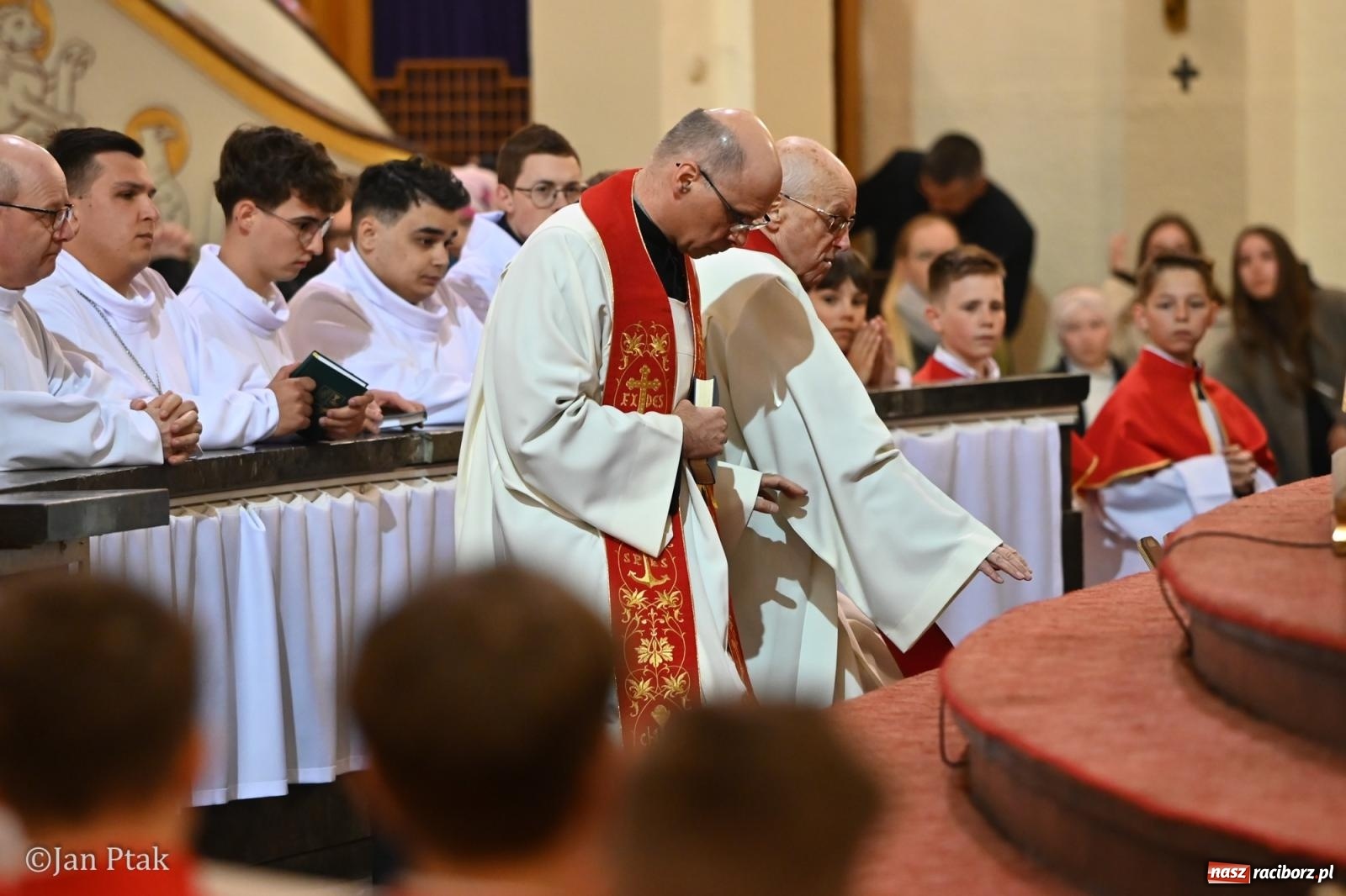 Zdjęcie w galerii na portalu naszraciborz.pl: Obrzędy Wielkiego Piątku w centrum największej parafii Raciborza wiadomości z regionu