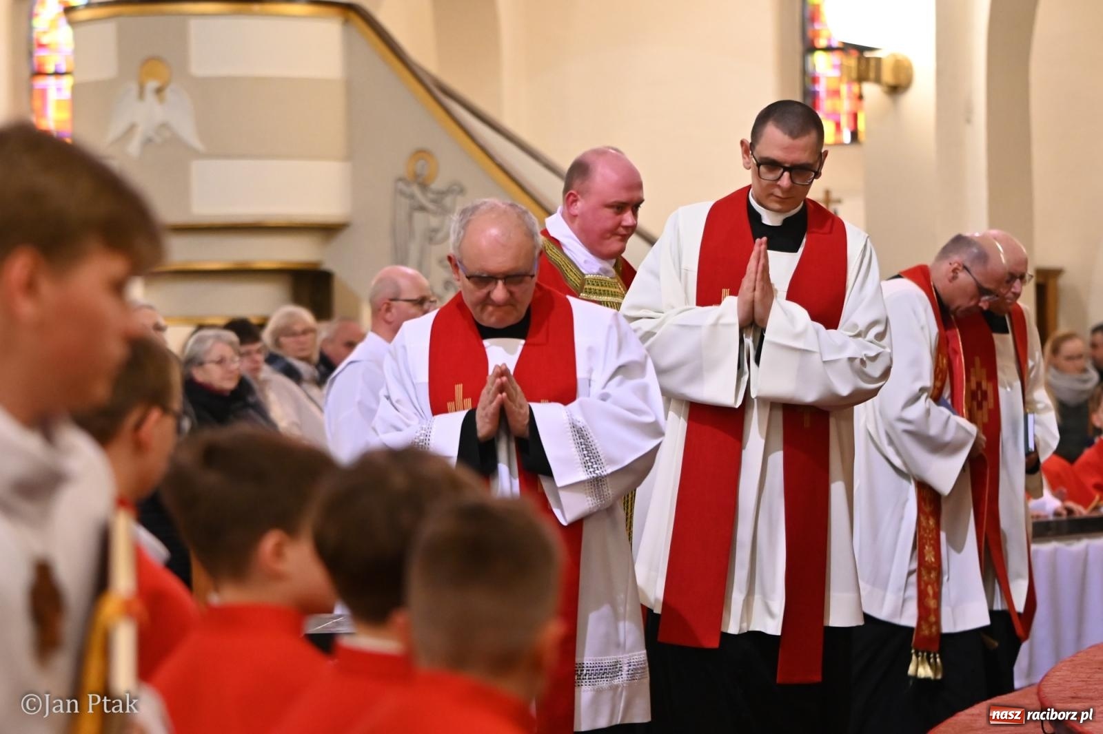 Zdjęcie w galerii na portalu naszraciborz.pl: Obrzędy Wielkiego Piątku w centrum największej parafii Raciborza wiadomości z regionu