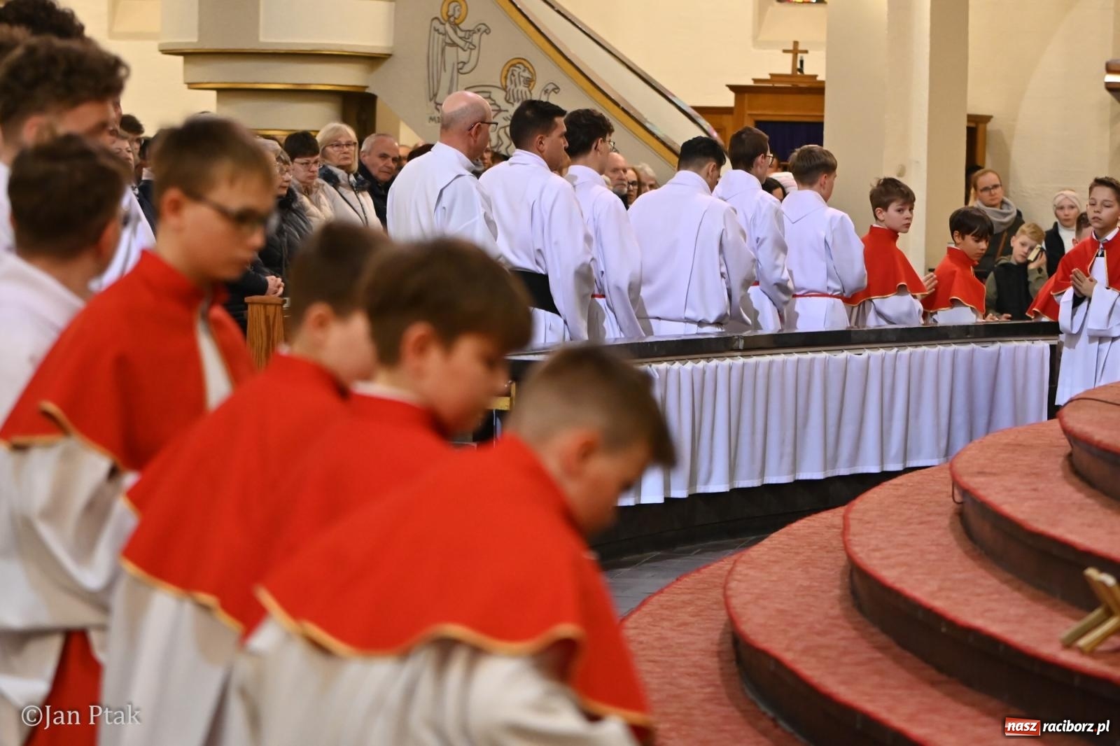 Zdjęcie w galerii na portalu naszraciborz.pl: Obrzędy Wielkiego Piątku w centrum największej parafii Raciborza wiadomości z regionu