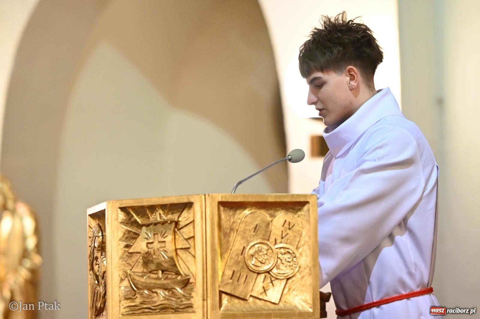 Zdjęcie w galerii na portalu naszraciborz.pl: Obrzędy Wielkiego Piątku w centrum największej parafii Raciborza wiadomości z regionu