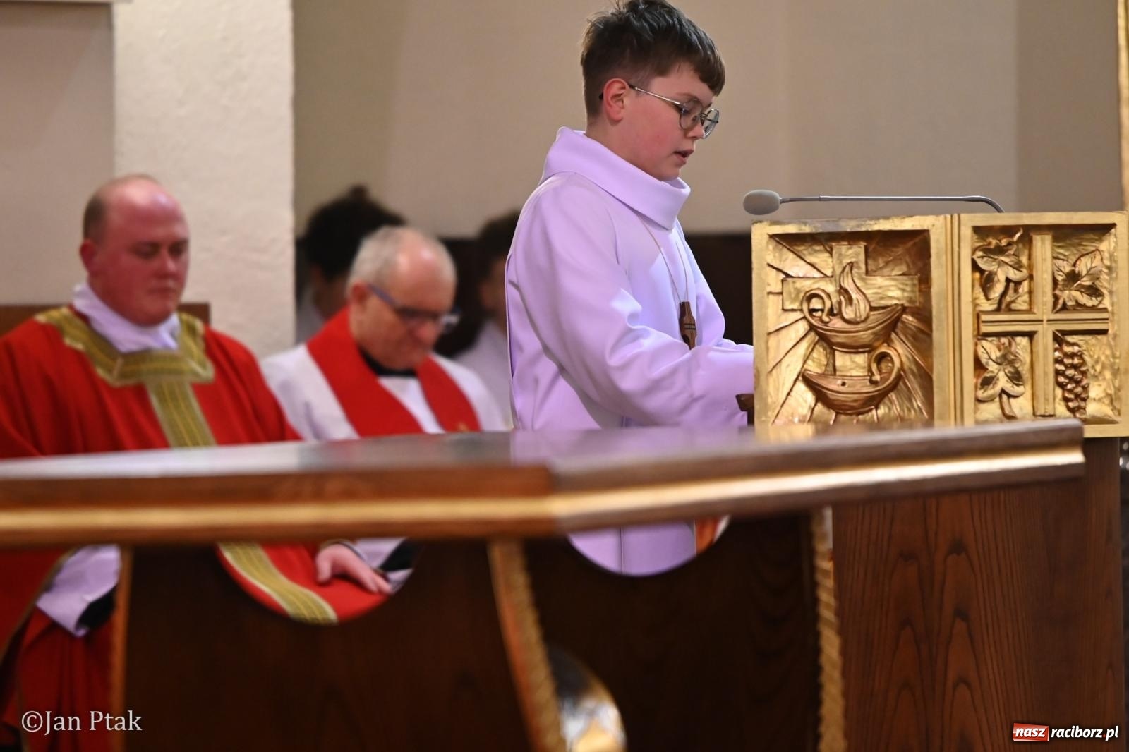 Zdjęcie w galerii na portalu naszraciborz.pl: Obrzędy Wielkiego Piątku w centrum największej parafii Raciborza wiadomości z regionu