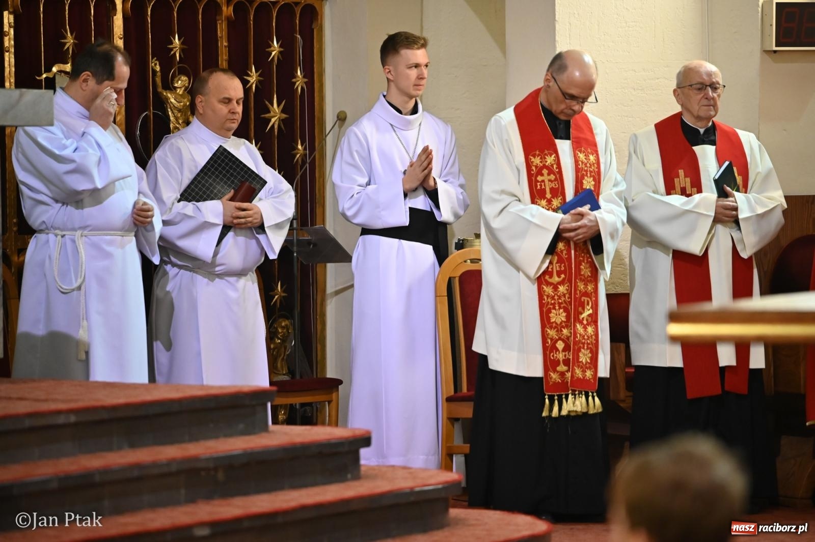 Zdjęcie w galerii na portalu naszraciborz.pl: Obrzędy Wielkiego Piątku w centrum największej parafii Raciborza wiadomości z regionu
