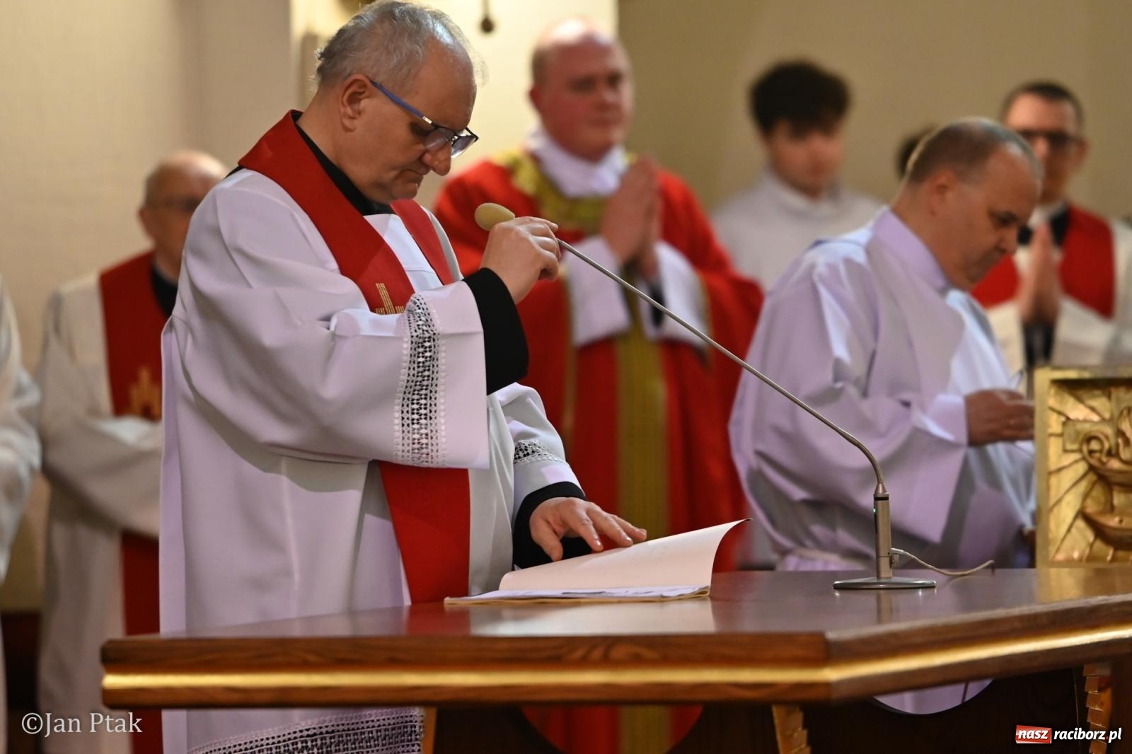 Zdjęcie w galerii na portalu naszraciborz.pl: Obrzędy Wielkiego Piątku w centrum największej parafii Raciborza wiadomości z regionu
