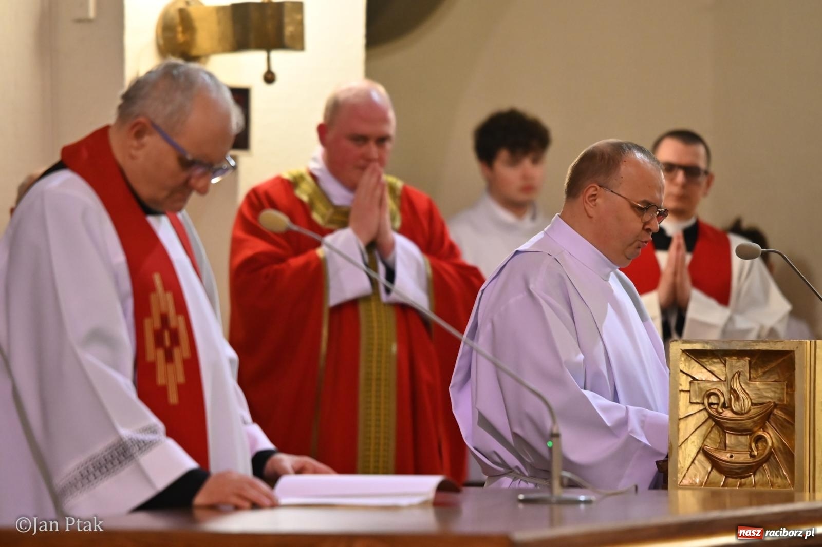 Zdjęcie w galerii na portalu naszraciborz.pl: Obrzędy Wielkiego Piątku w centrum największej parafii Raciborza wiadomości z regionu