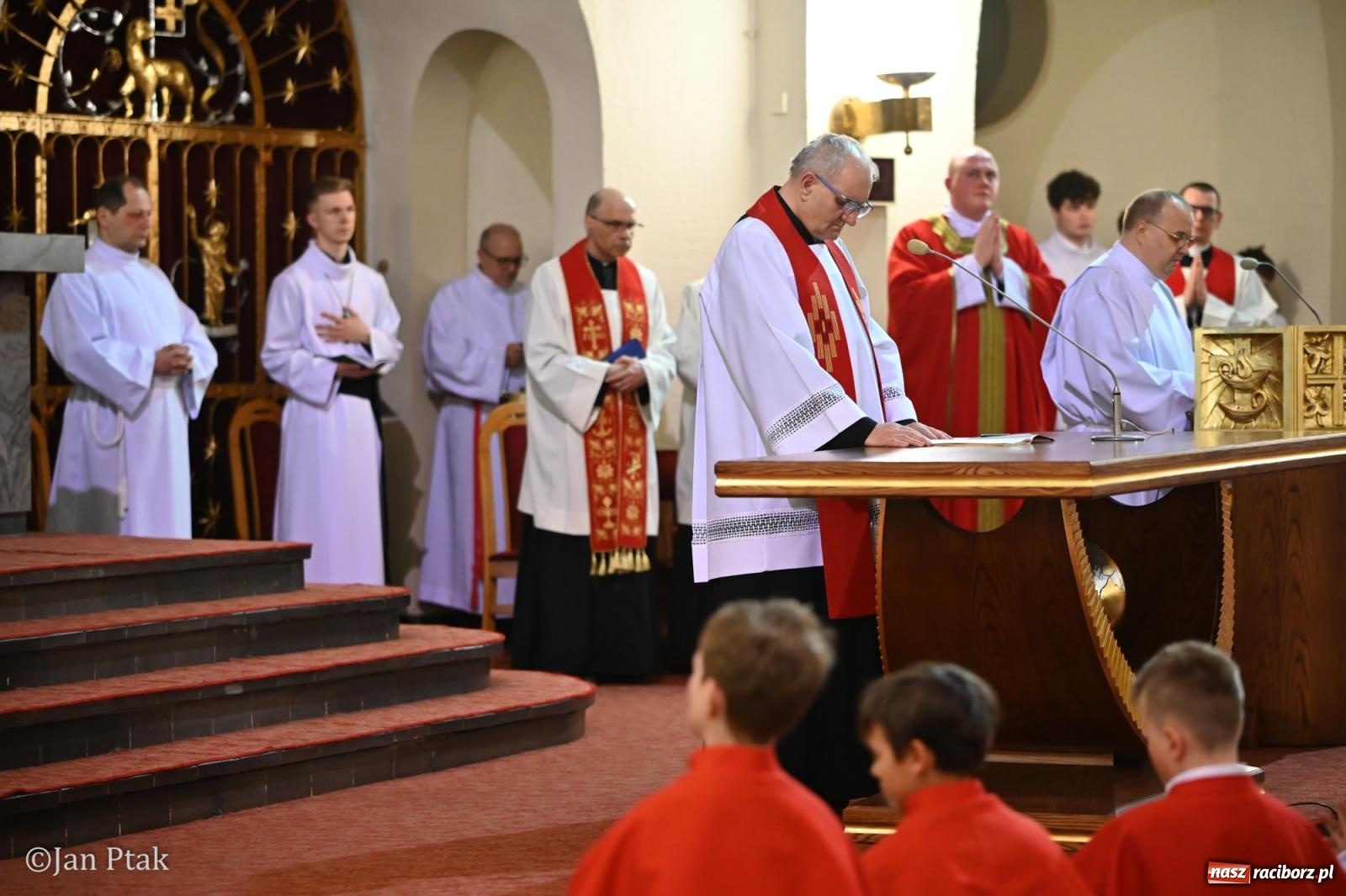 Zdjęcie w galerii na portalu naszraciborz.pl: Obrzędy Wielkiego Piątku w centrum największej parafii Raciborza wiadomości z regionu