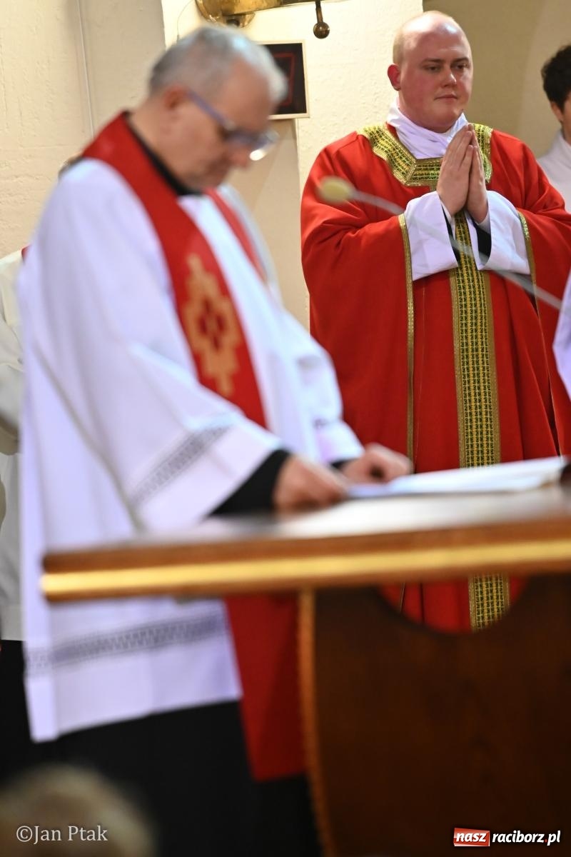 Zdjęcie w galerii na portalu naszraciborz.pl: Obrzędy Wielkiego Piątku w centrum największej parafii Raciborza wiadomości z regionu