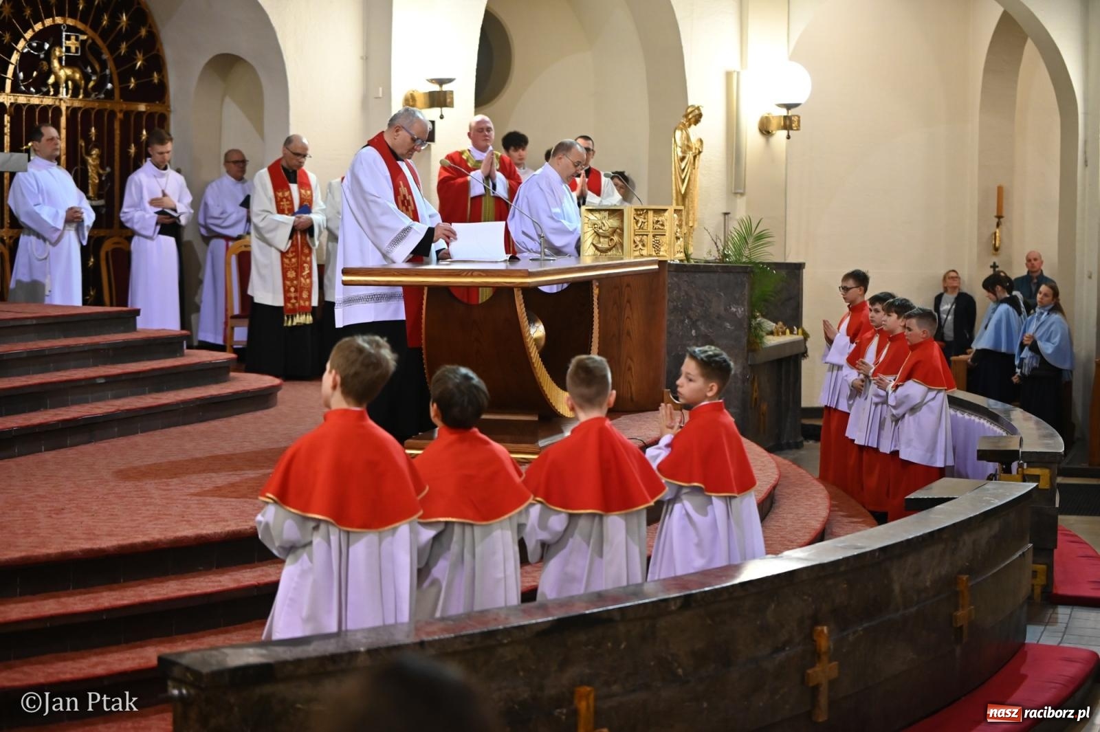 Zdjęcie w galerii na portalu naszraciborz.pl: Obrzędy Wielkiego Piątku w centrum największej parafii Raciborza wiadomości z regionu