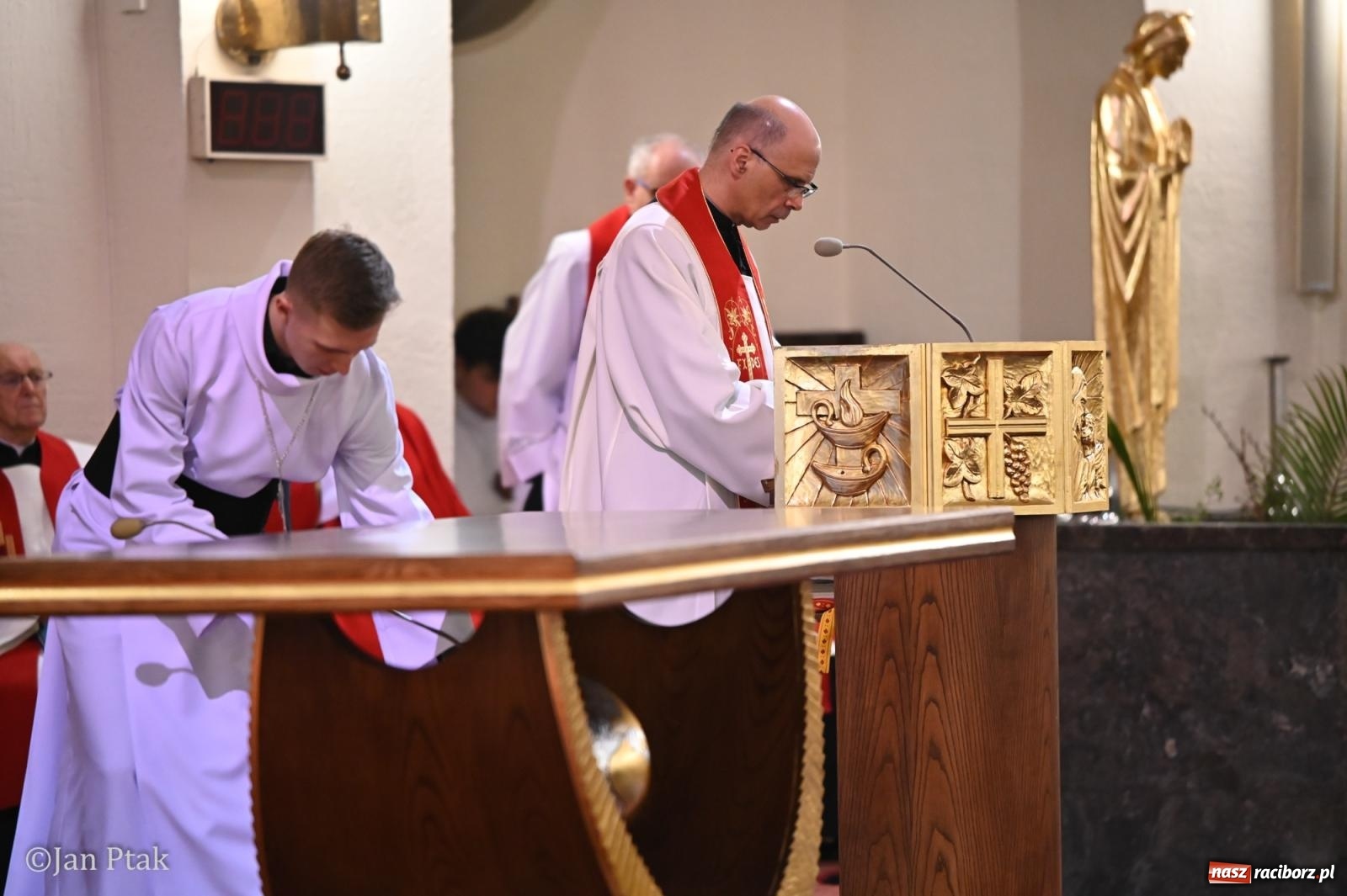 Zdjęcie w galerii na portalu naszraciborz.pl: Obrzędy Wielkiego Piątku w centrum największej parafii Raciborza wiadomości z regionu