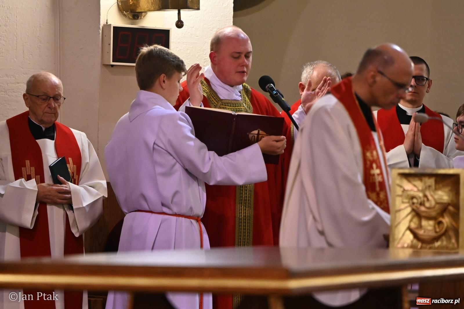 Zdjęcie w galerii na portalu naszraciborz.pl: Obrzędy Wielkiego Piątku w centrum największej parafii Raciborza wiadomości z regionu