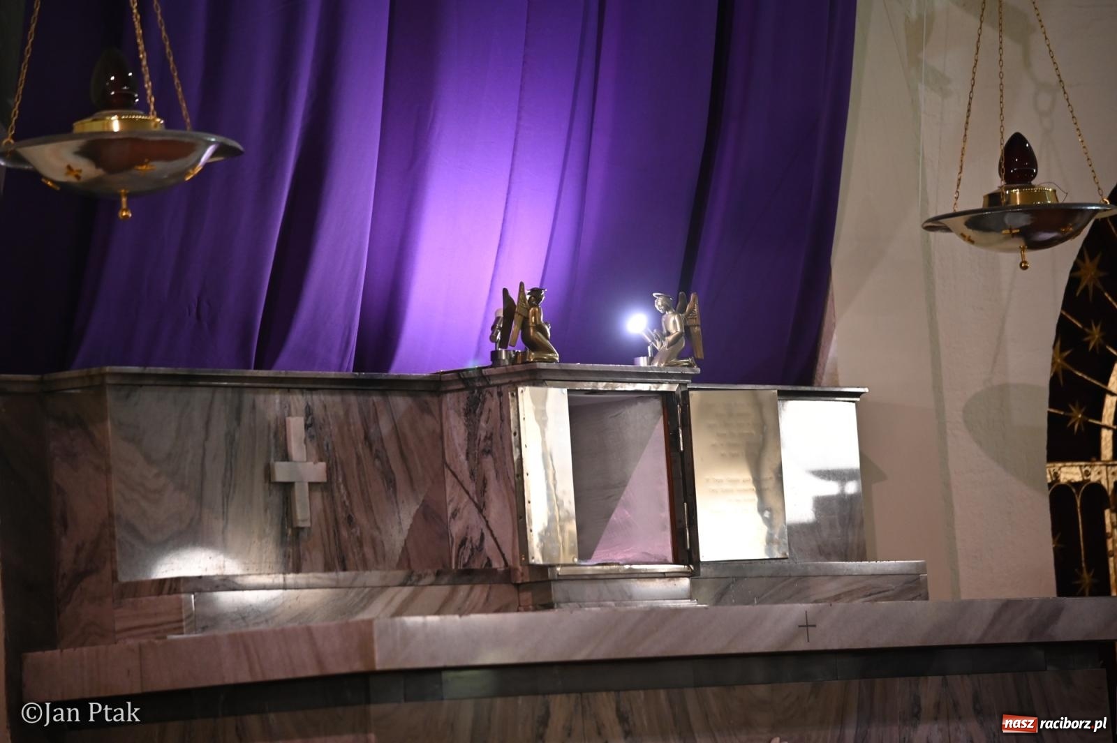 Zdjęcie w galerii na portalu naszraciborz.pl: Obrzędy Wielkiego Piątku w centrum największej parafii Raciborza wiadomości z regionu