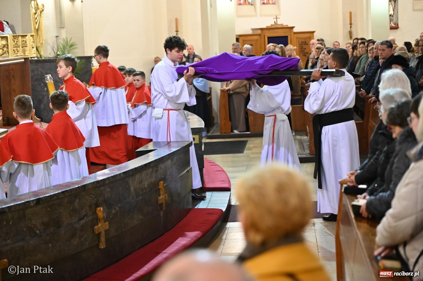 Zdjęcie w galerii na portalu naszraciborz.pl: Obrzędy Wielkiego Piątku w centrum największej parafii Raciborza wiadomości z regionu
