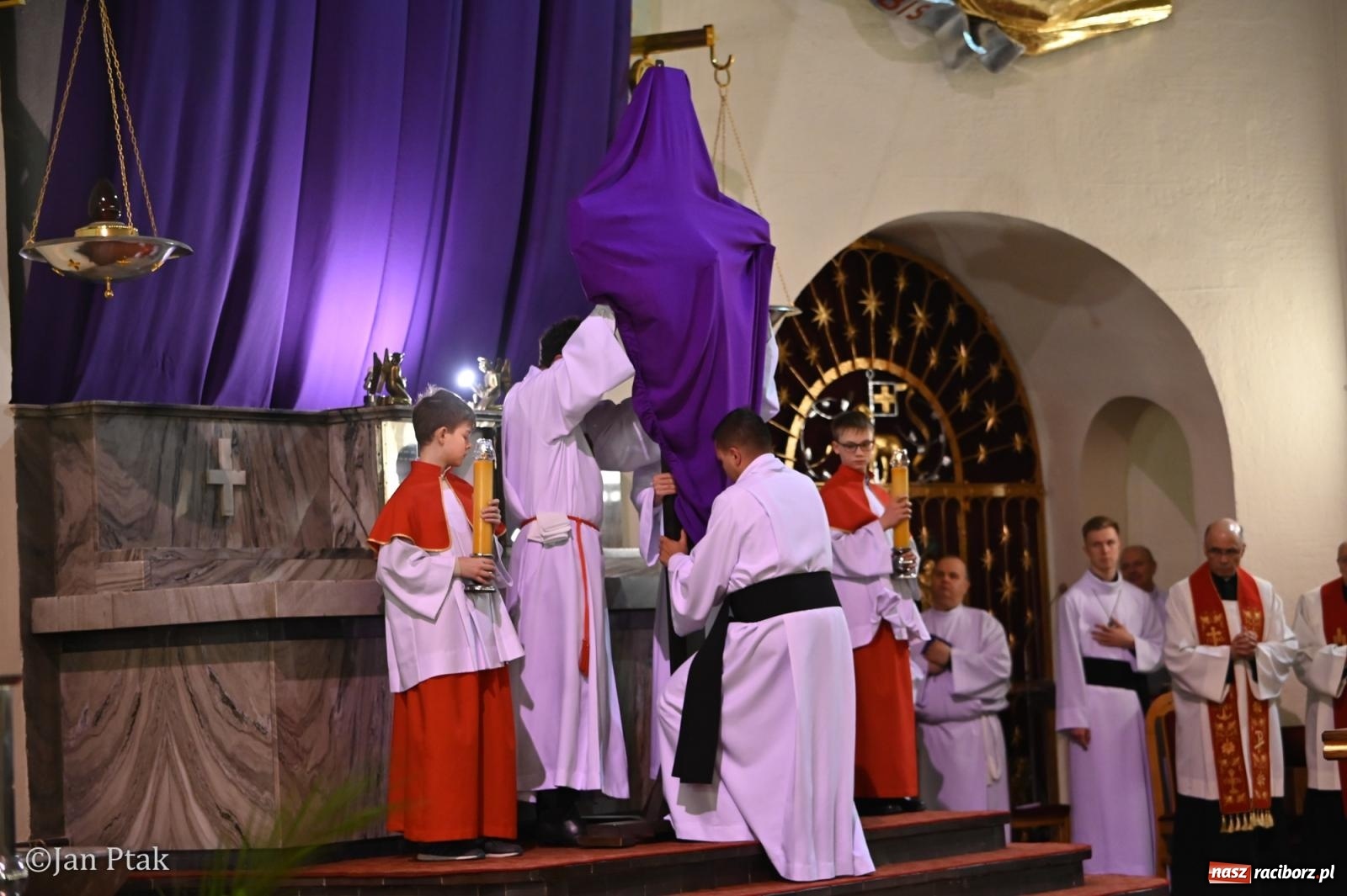 Zdjęcie w galerii na portalu naszraciborz.pl: Obrzędy Wielkiego Piątku w centrum największej parafii Raciborza wiadomości z regionu