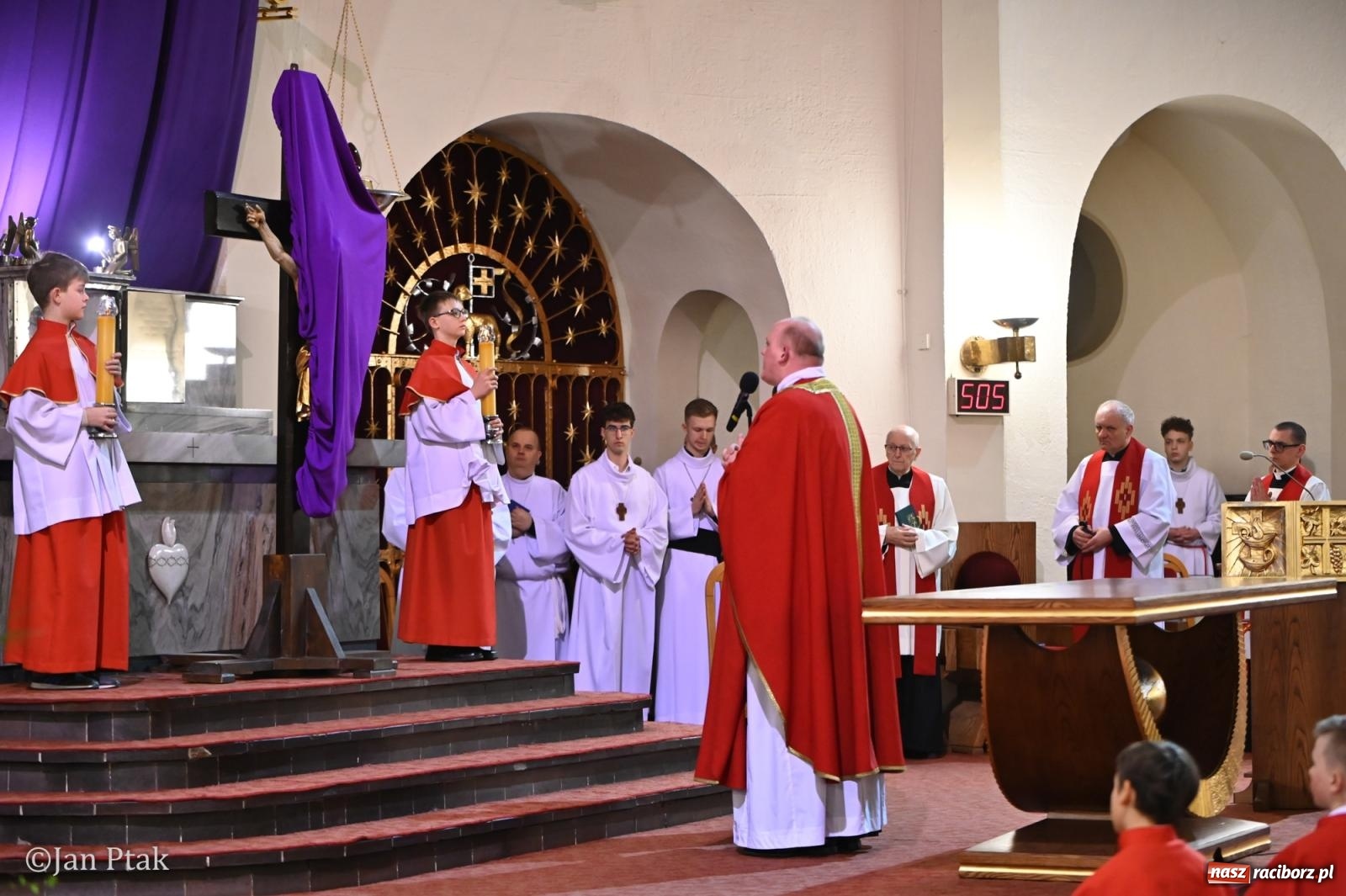 Zdjęcie w galerii na portalu naszraciborz.pl: Obrzędy Wielkiego Piątku w centrum największej parafii Raciborza wiadomości z regionu