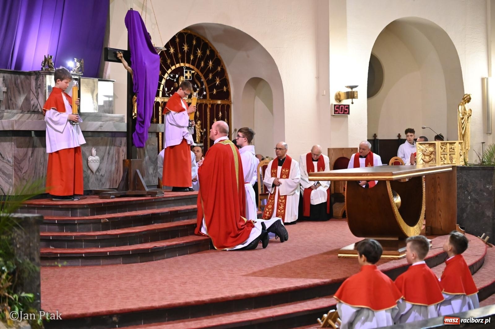 Zdjęcie w galerii na portalu naszraciborz.pl: Obrzędy Wielkiego Piątku w centrum największej parafii Raciborza wiadomości z regionu