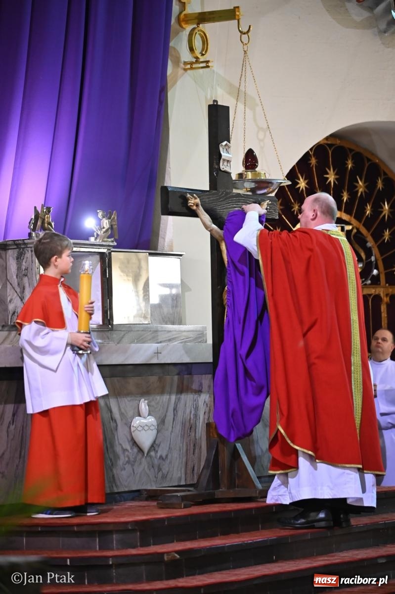 Zdjęcie w galerii na portalu naszraciborz.pl: Obrzędy Wielkiego Piątku w centrum największej parafii Raciborza wiadomości z regionu