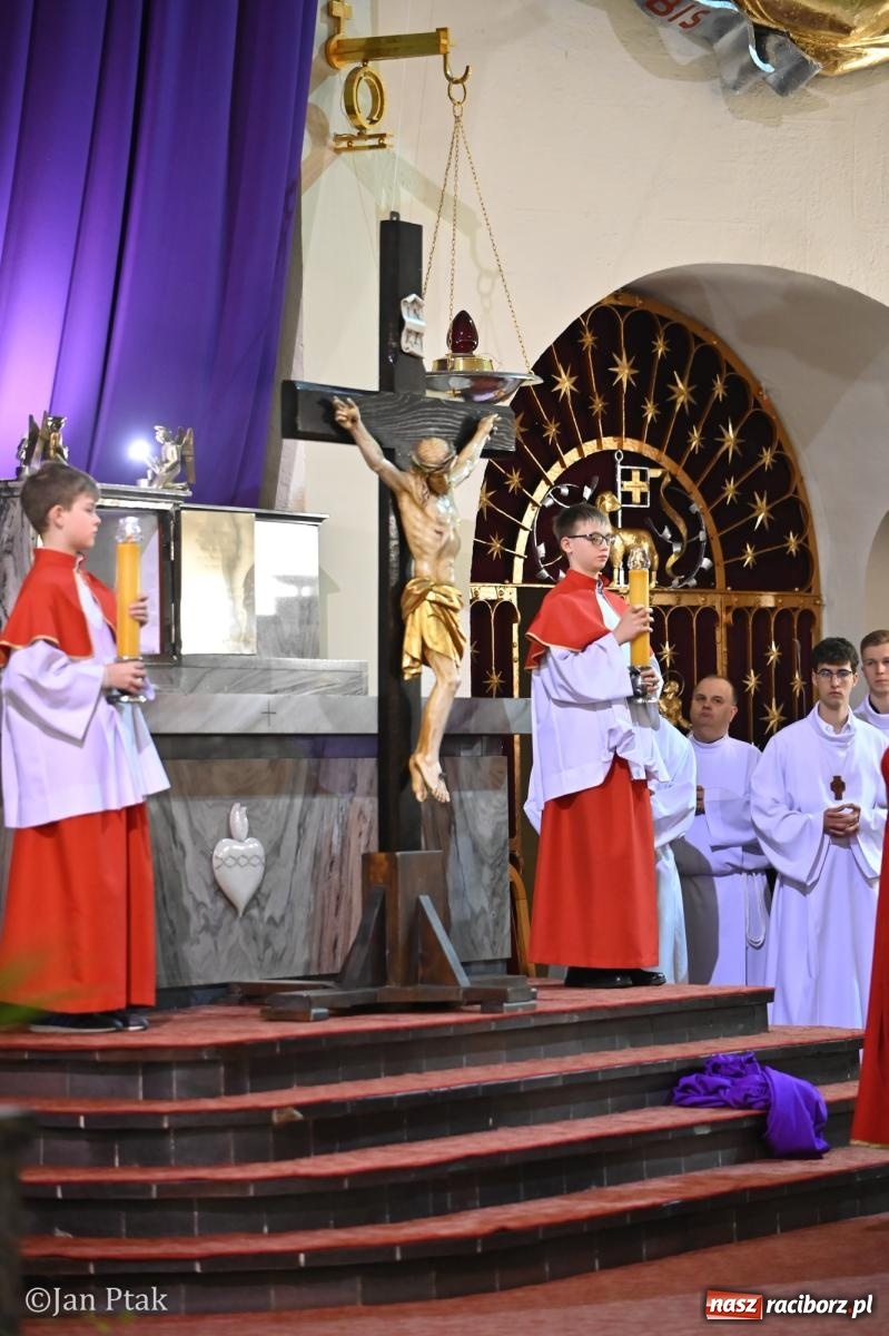 Zdjęcie w galerii na portalu naszraciborz.pl: Obrzędy Wielkiego Piątku w centrum największej parafii Raciborza wiadomości z regionu