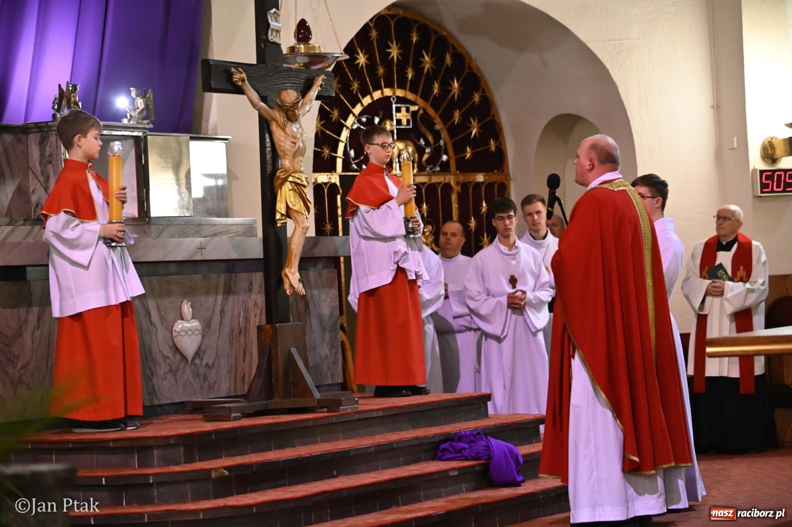 Zdjęcie w galerii na portalu naszraciborz.pl: Obrzędy Wielkiego Piątku w centrum największej parafii Raciborza wiadomości z regionu