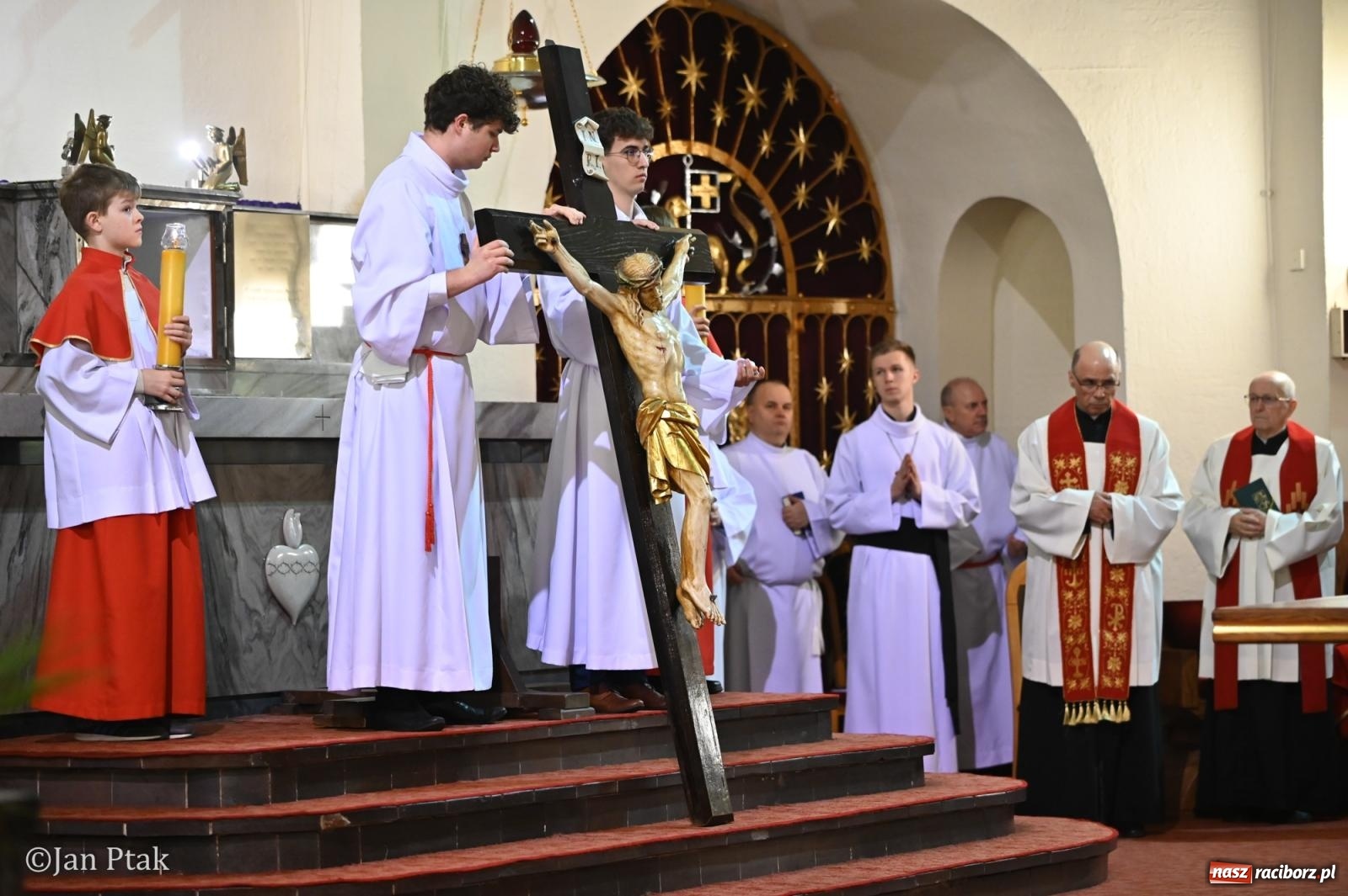 Zdjęcie w galerii na portalu naszraciborz.pl: Obrzędy Wielkiego Piątku w centrum największej parafii Raciborza wiadomości z regionu