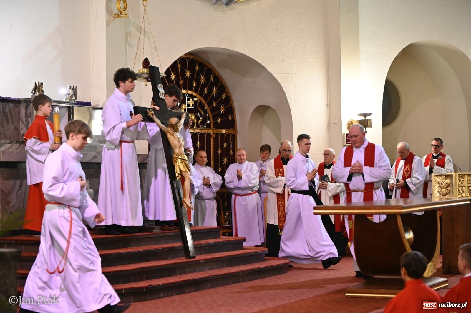 Zdjęcie w galerii na portalu naszraciborz.pl: Obrzędy Wielkiego Piątku w centrum największej parafii Raciborza wiadomości z regionu