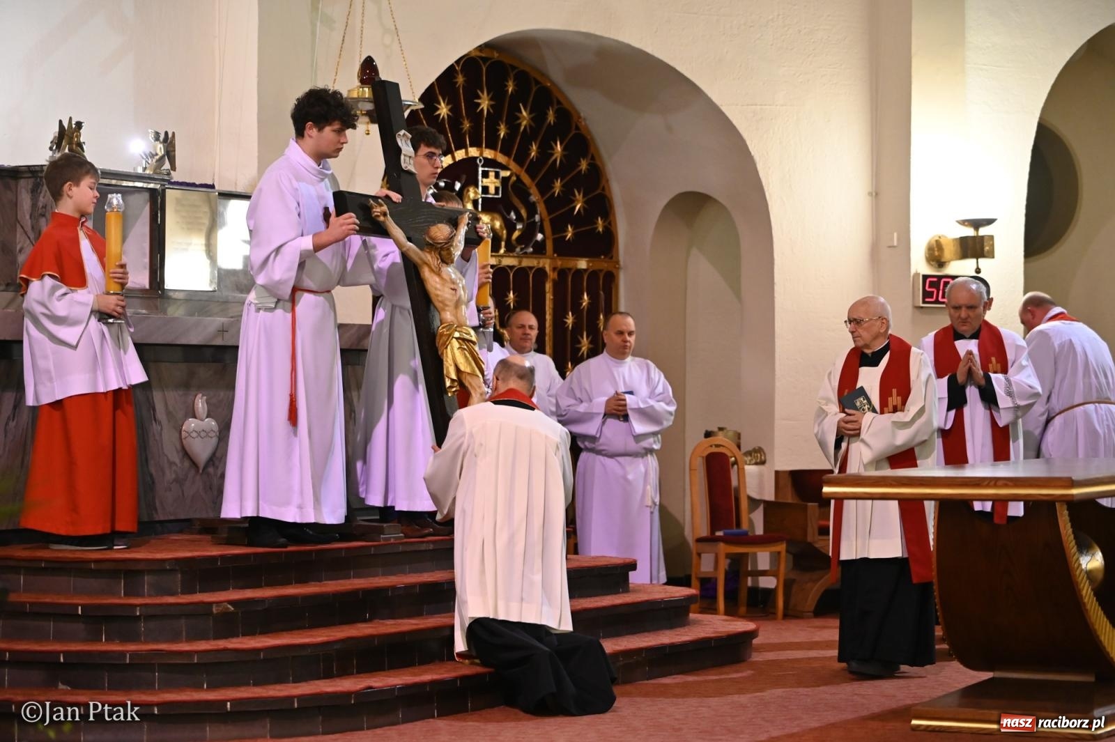 Zdjęcie w galerii na portalu naszraciborz.pl: Obrzędy Wielkiego Piątku w centrum największej parafii Raciborza wiadomości z regionu