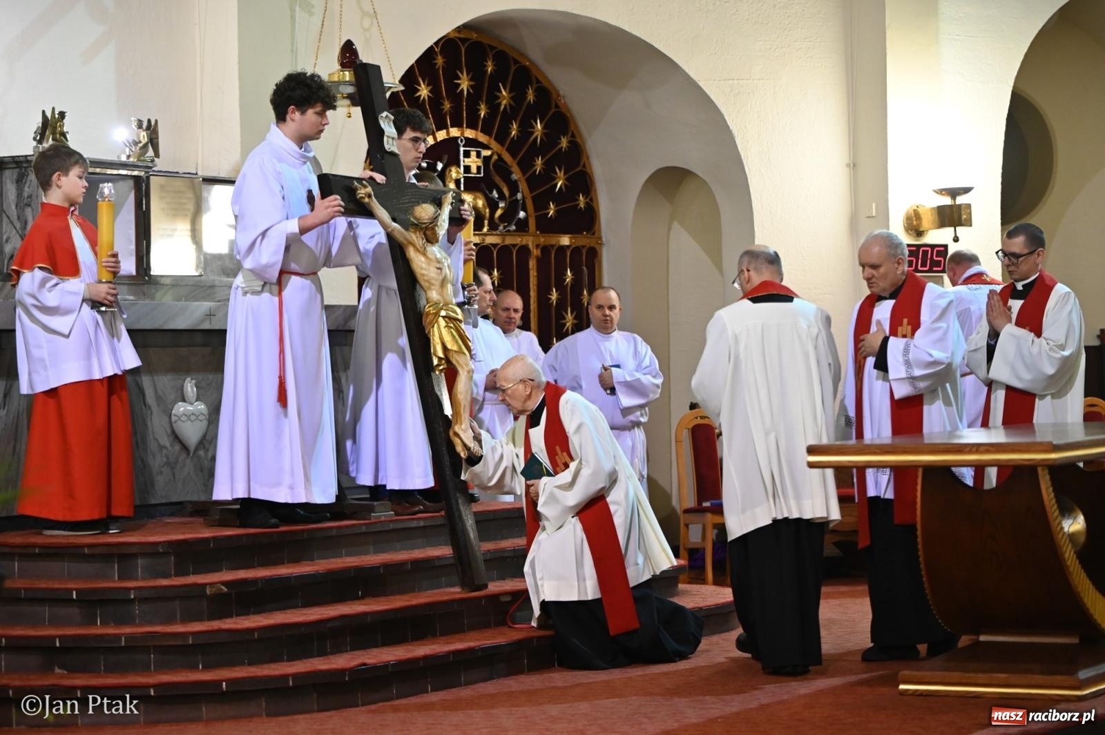 Zdjęcie w galerii na portalu naszraciborz.pl: Obrzędy Wielkiego Piątku w centrum największej parafii Raciborza wiadomości z regionu