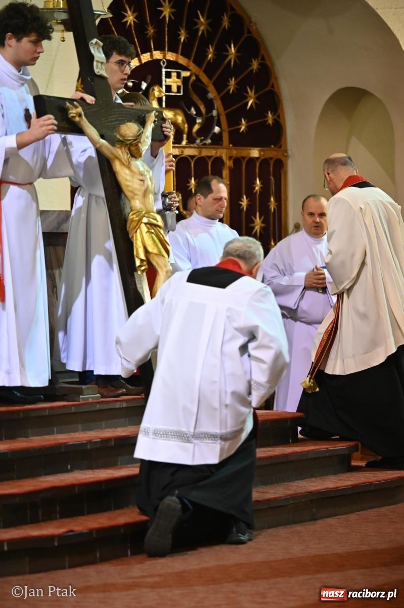 Zdjęcie w galerii na portalu naszraciborz.pl: Obrzędy Wielkiego Piątku w centrum największej parafii Raciborza wiadomości z regionu
