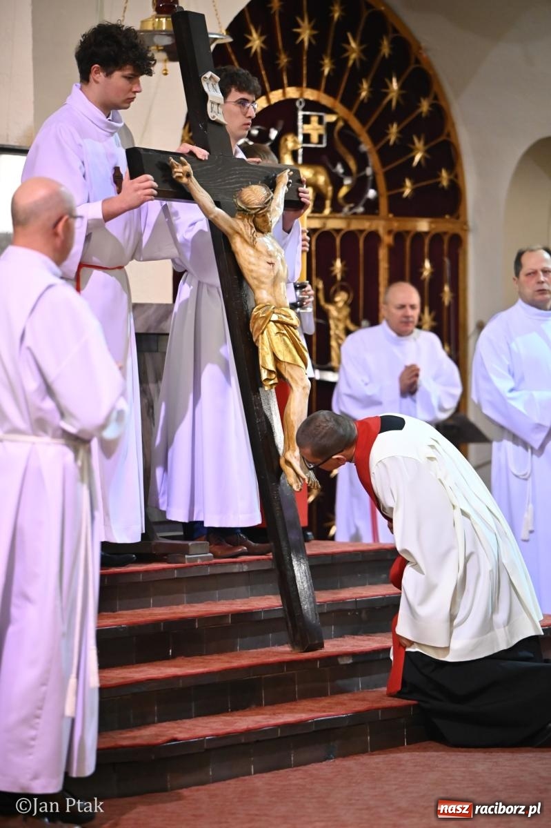 Zdjęcie w galerii na portalu naszraciborz.pl: Obrzędy Wielkiego Piątku w centrum największej parafii Raciborza wiadomości z regionu