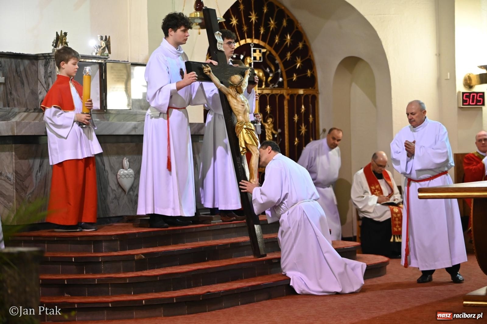 Zdjęcie w galerii na portalu naszraciborz.pl: Obrzędy Wielkiego Piątku w centrum największej parafii Raciborza wiadomości z regionu