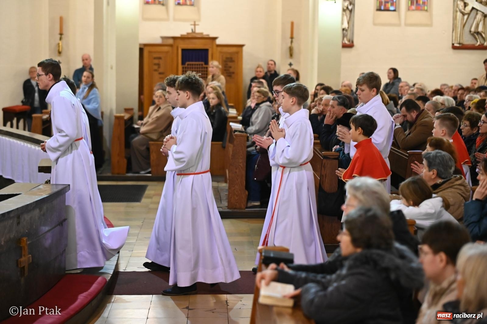 Zdjęcie w galerii na portalu naszraciborz.pl: Obrzędy Wielkiego Piątku w centrum największej parafii Raciborza wiadomości z regionu