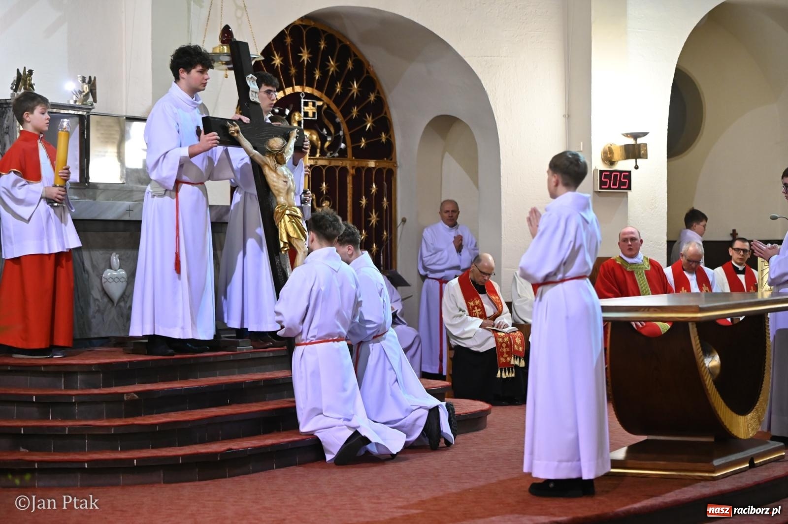 Zdjęcie w galerii na portalu naszraciborz.pl: Obrzędy Wielkiego Piątku w centrum największej parafii Raciborza wiadomości z regionu