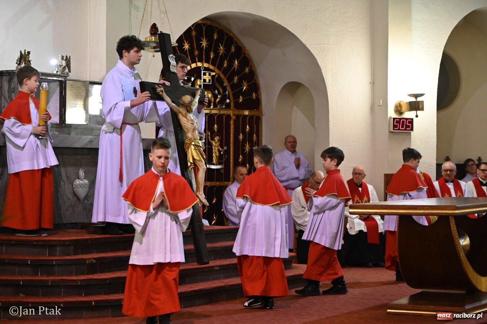 Zdjęcie w galerii na portalu naszraciborz.pl: Obrzędy Wielkiego Piątku w centrum największej parafii Raciborza wiadomości z regionu