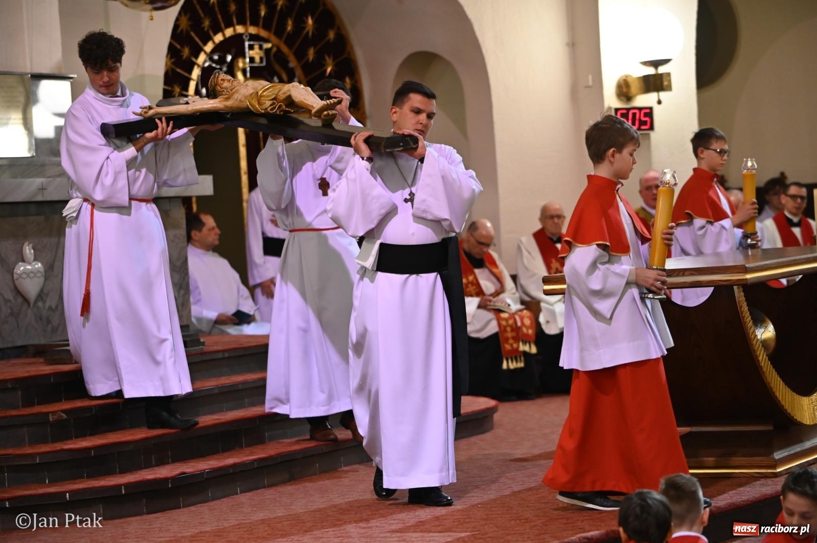 Zdjęcie w galerii na portalu naszraciborz.pl: Obrzędy Wielkiego Piątku w centrum największej parafii Raciborza wiadomości z regionu