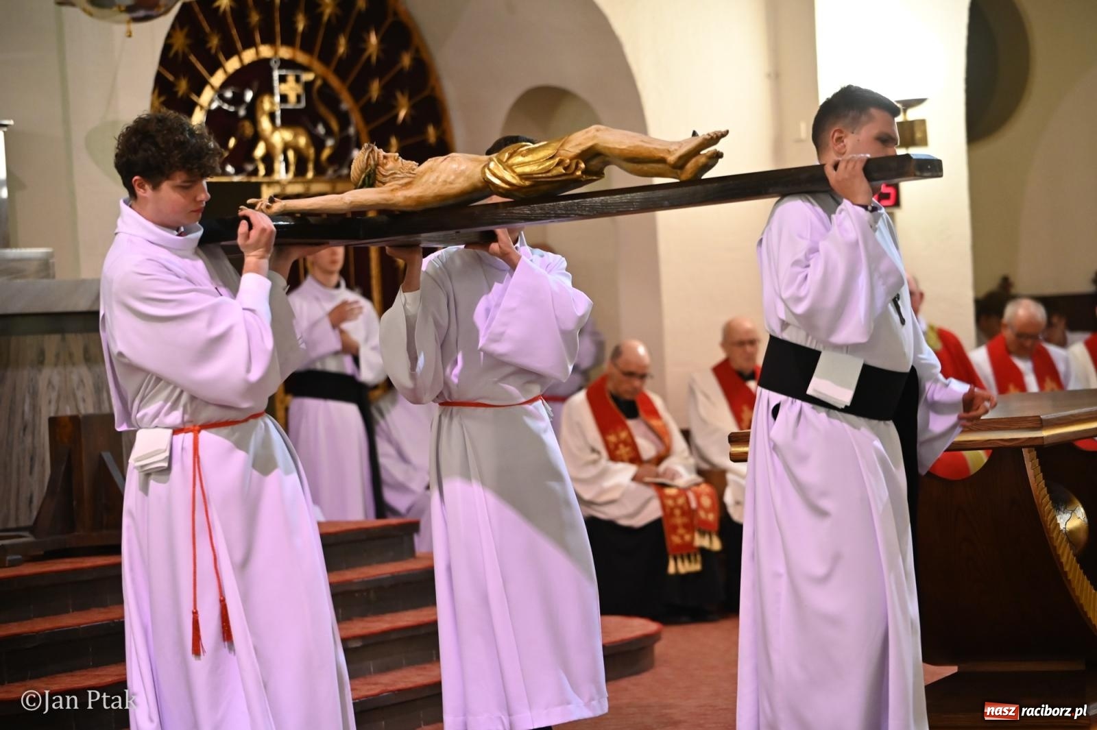 Zdjęcie w galerii na portalu naszraciborz.pl: Obrzędy Wielkiego Piątku w centrum największej parafii Raciborza wiadomości z regionu