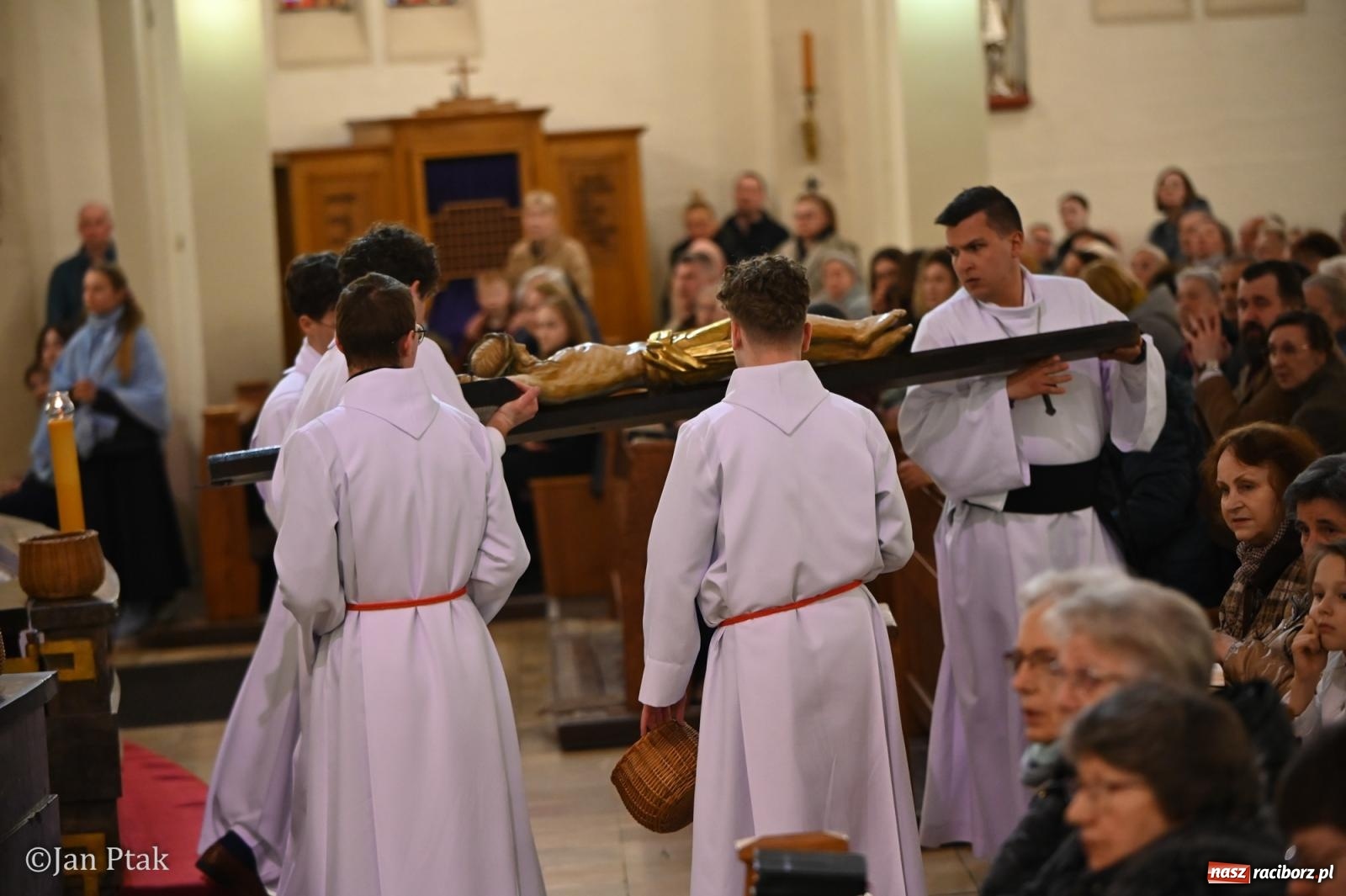 Zdjęcie w galerii na portalu naszraciborz.pl: Obrzędy Wielkiego Piątku w centrum największej parafii Raciborza wiadomości z regionu