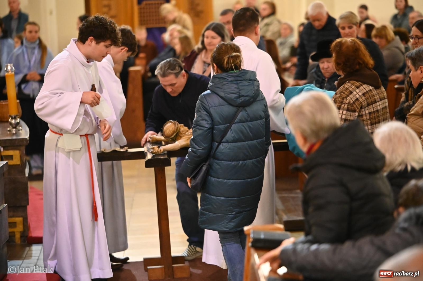 Zdjęcie w galerii na portalu naszraciborz.pl: Obrzędy Wielkiego Piątku w centrum największej parafii Raciborza wiadomości z regionu