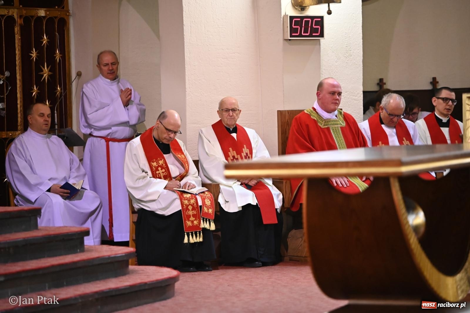 Zdjęcie w galerii na portalu naszraciborz.pl: Obrzędy Wielkiego Piątku w centrum największej parafii Raciborza wiadomości z regionu