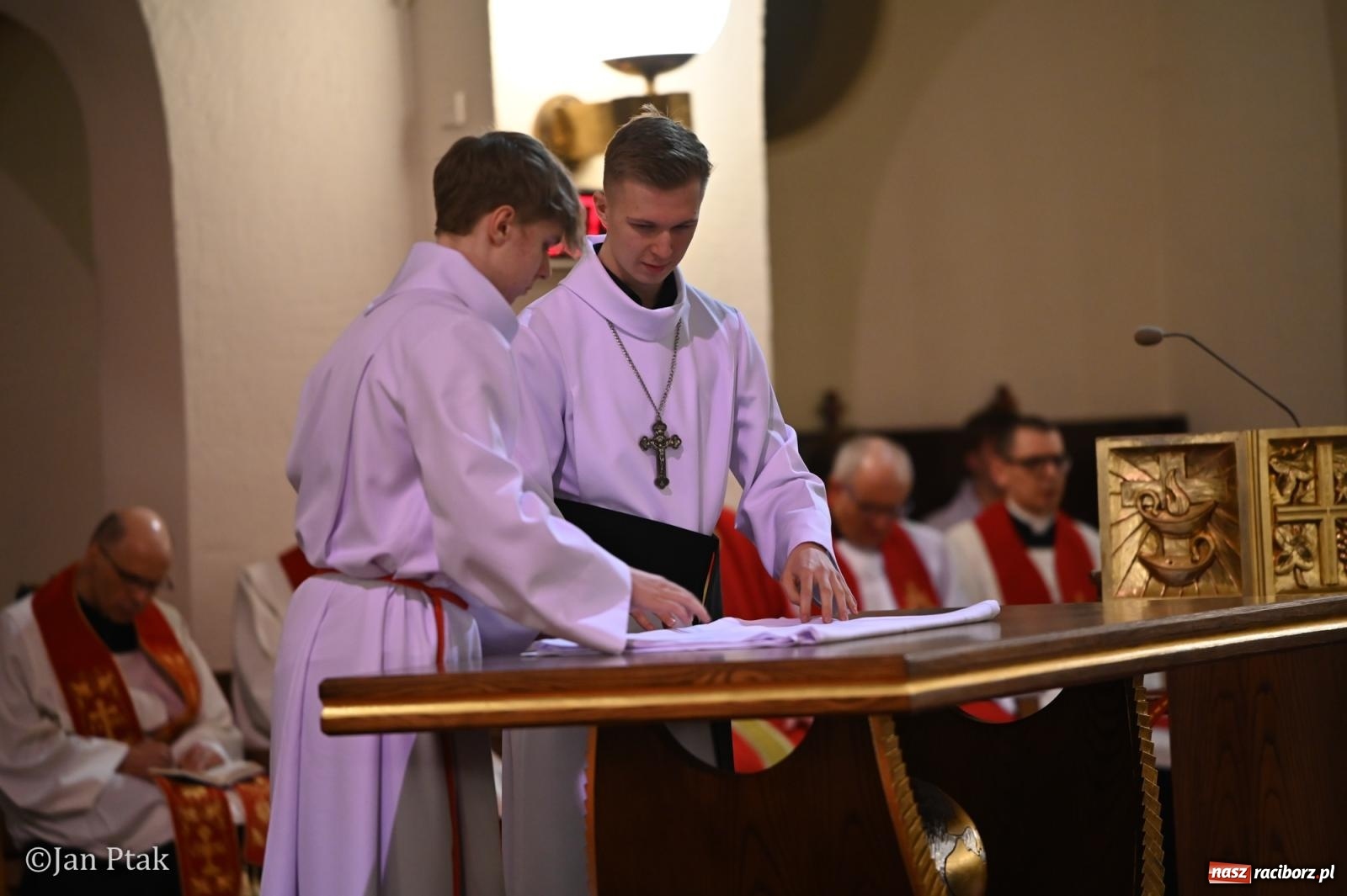 Zdjęcie w galerii na portalu naszraciborz.pl: Obrzędy Wielkiego Piątku w centrum największej parafii Raciborza wiadomości z regionu
