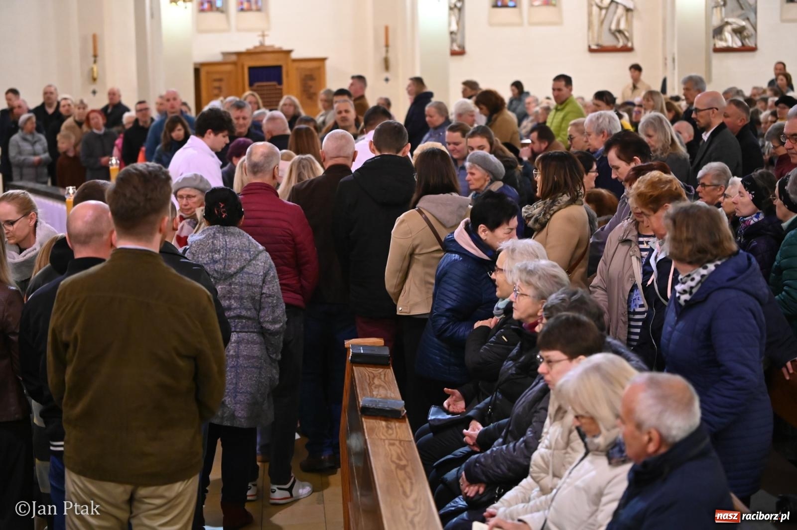 Zdjęcie w galerii na portalu naszraciborz.pl: Obrzędy Wielkiego Piątku w centrum największej parafii Raciborza wiadomości z regionu