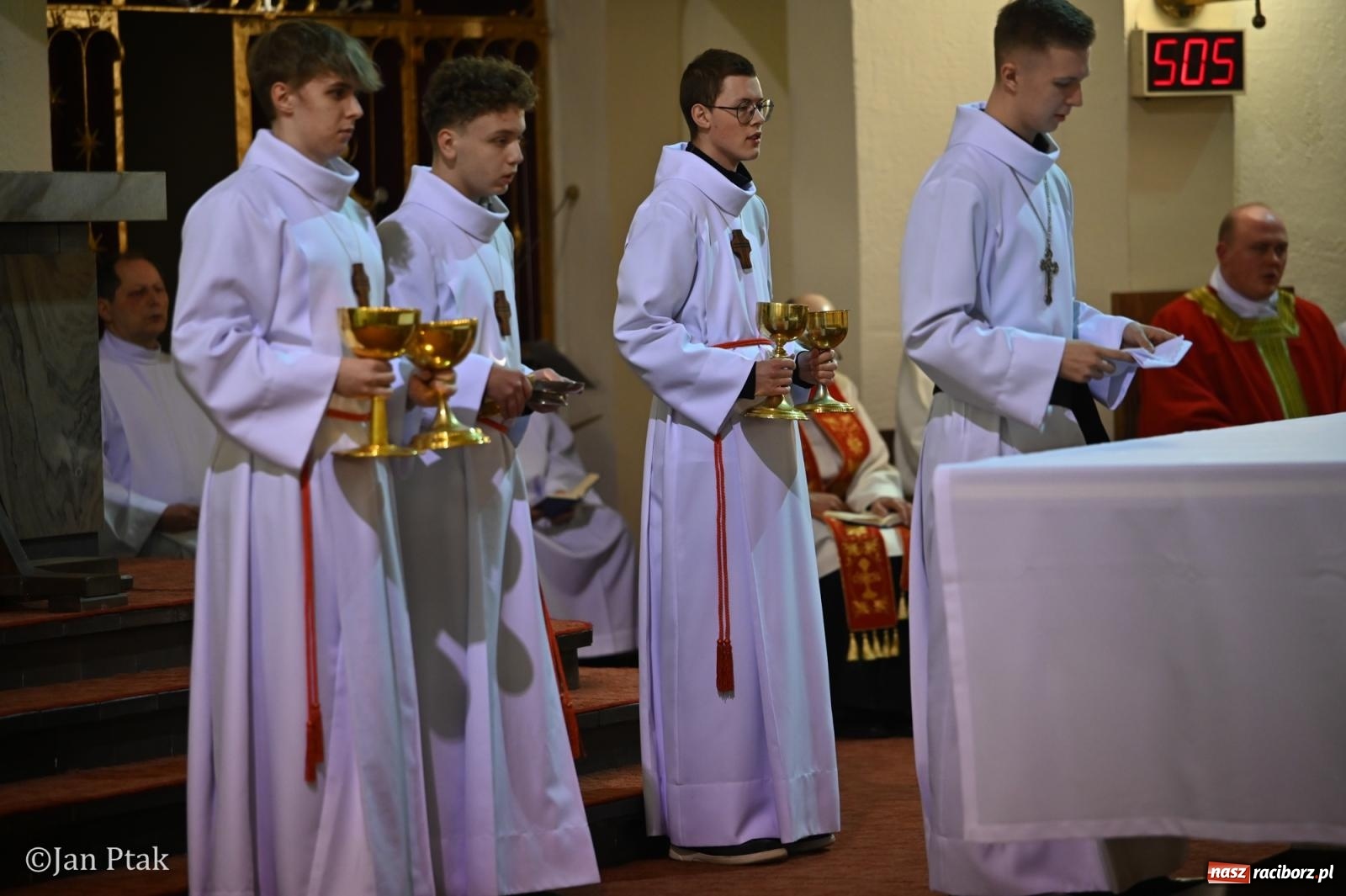 Zdjęcie w galerii na portalu naszraciborz.pl: Obrzędy Wielkiego Piątku w centrum największej parafii Raciborza wiadomości z regionu