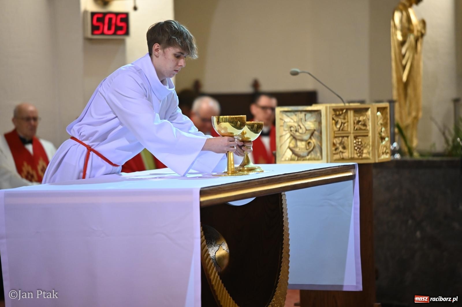 Zdjęcie w galerii na portalu naszraciborz.pl: Obrzędy Wielkiego Piątku w centrum największej parafii Raciborza wiadomości z regionu