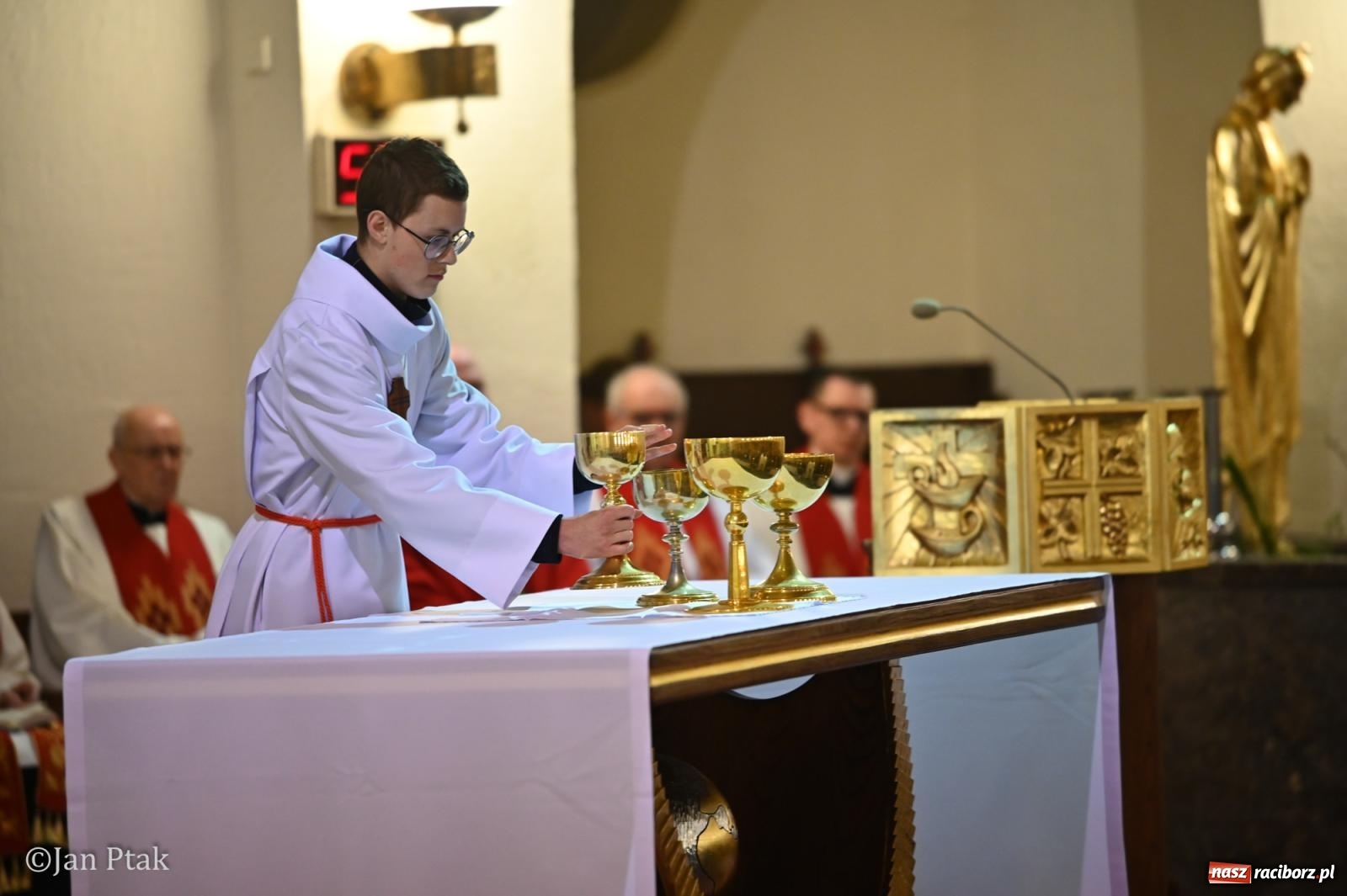 Zdjęcie w galerii na portalu naszraciborz.pl: Obrzędy Wielkiego Piątku w centrum największej parafii Raciborza wiadomości z regionu