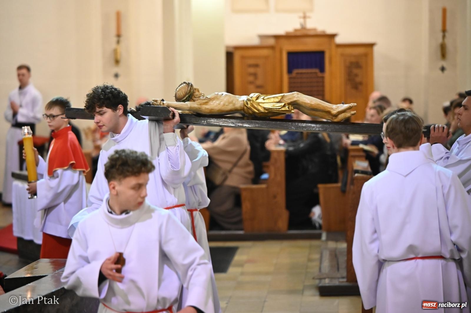 Zdjęcie w galerii na portalu naszraciborz.pl: Obrzędy Wielkiego Piątku w centrum największej parafii Raciborza wiadomości z regionu