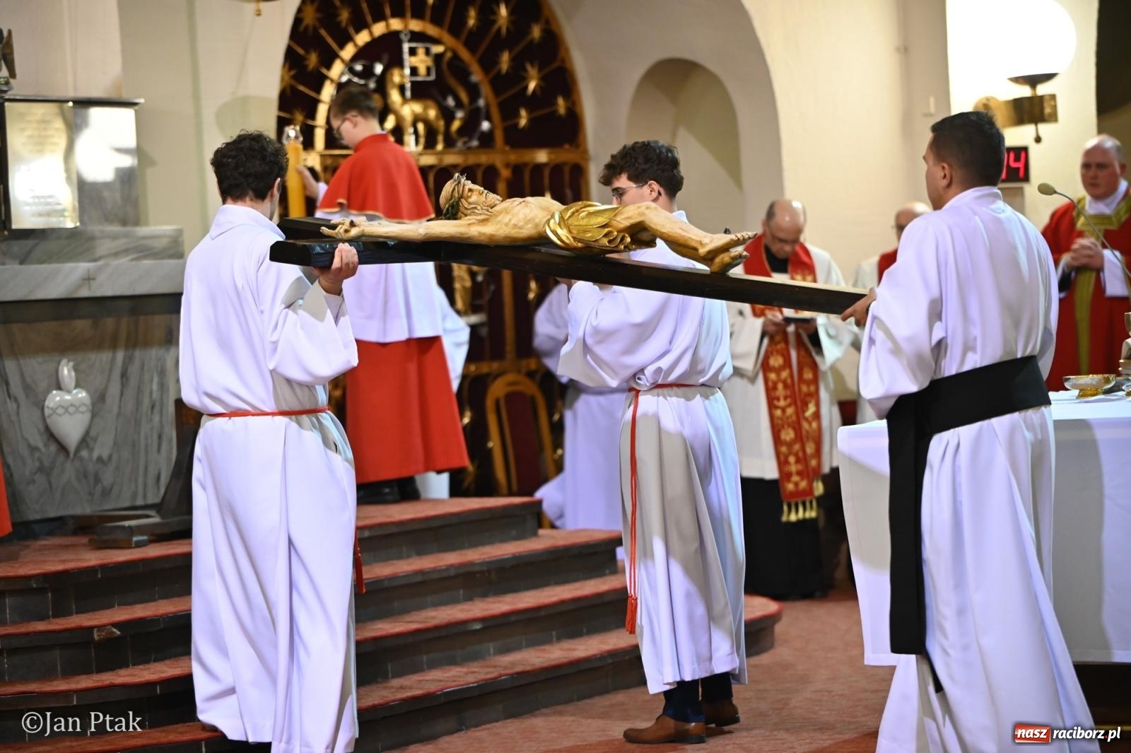 Zdjęcie w galerii na portalu naszraciborz.pl: Obrzędy Wielkiego Piątku w centrum największej parafii Raciborza wiadomości z regionu