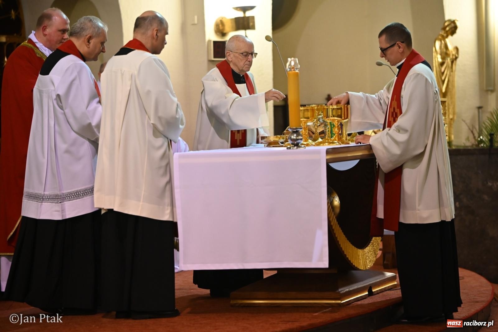 Zdjęcie w galerii na portalu naszraciborz.pl: Obrzędy Wielkiego Piątku w centrum największej parafii Raciborza wiadomości z regionu