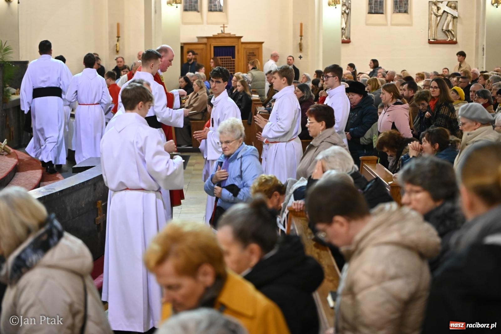 Zdjęcie w galerii na portalu naszraciborz.pl: Obrzędy Wielkiego Piątku w centrum największej parafii Raciborza wiadomości z regionu