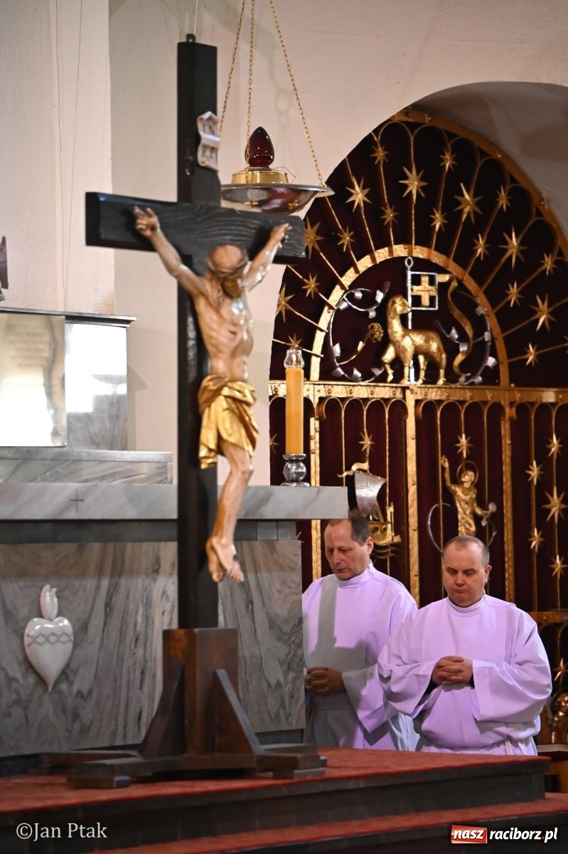 Zdjęcie w galerii na portalu naszraciborz.pl: Obrzędy Wielkiego Piątku w centrum największej parafii Raciborza wiadomości z regionu
